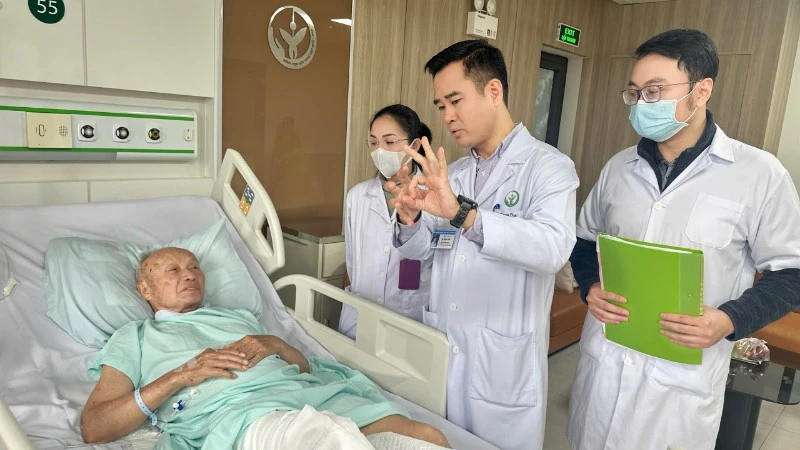 Tám giờ vi phẫu nối mạch cứu đầu gối người thương binh 85 tuổi