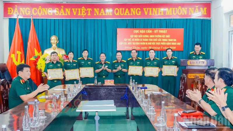 Khen thưởng đội ngũ y, bác sĩ cứu chữa hàng trăm bệnh nhân vụ ngộ độc bánh mì tại Đồng Tháp