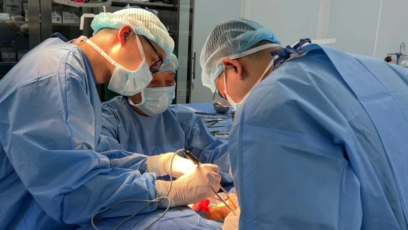 Suýt liệt mặt vì khối u nằm sâu giữa hai phần của tuyến nước bọt