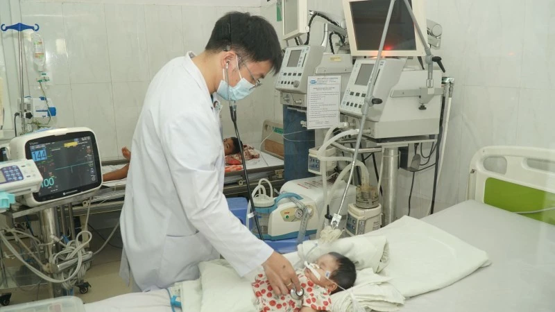 Bệnh viện đa khoa vùng Tây Nguyên gắp thành công đinh vít 4cm trong đường thở của bé 3 tháng tuổi