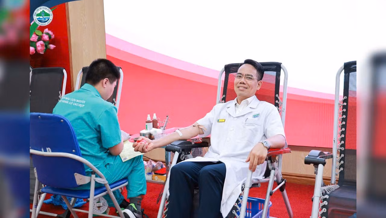 bac-si-nguyen-van-hung-giam-doc-benh-vien-tham-gia-hien-mau-nhan-dao.jpg