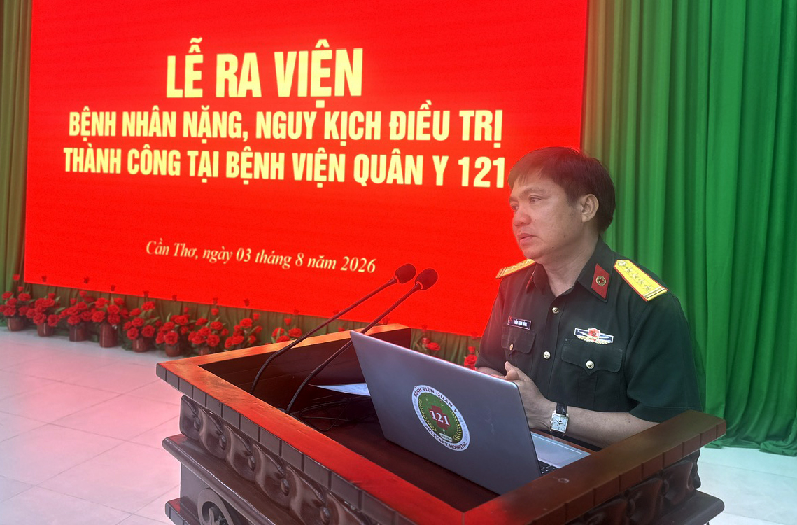 Đại t&aacute;, Thầy thuốc ưu t&uacute;, BS CKII Trần Mạnh H&ugrave;ng Gi&aacute;m đốc Bệnh viện Qu&acirc;n y 121 ch&uacute;c mừng c&aacute;c b&ecirc;nh nh&acirc;n nặng, nguy kịch điều trị th&agrave;nh c&ocirc;ng ra viện