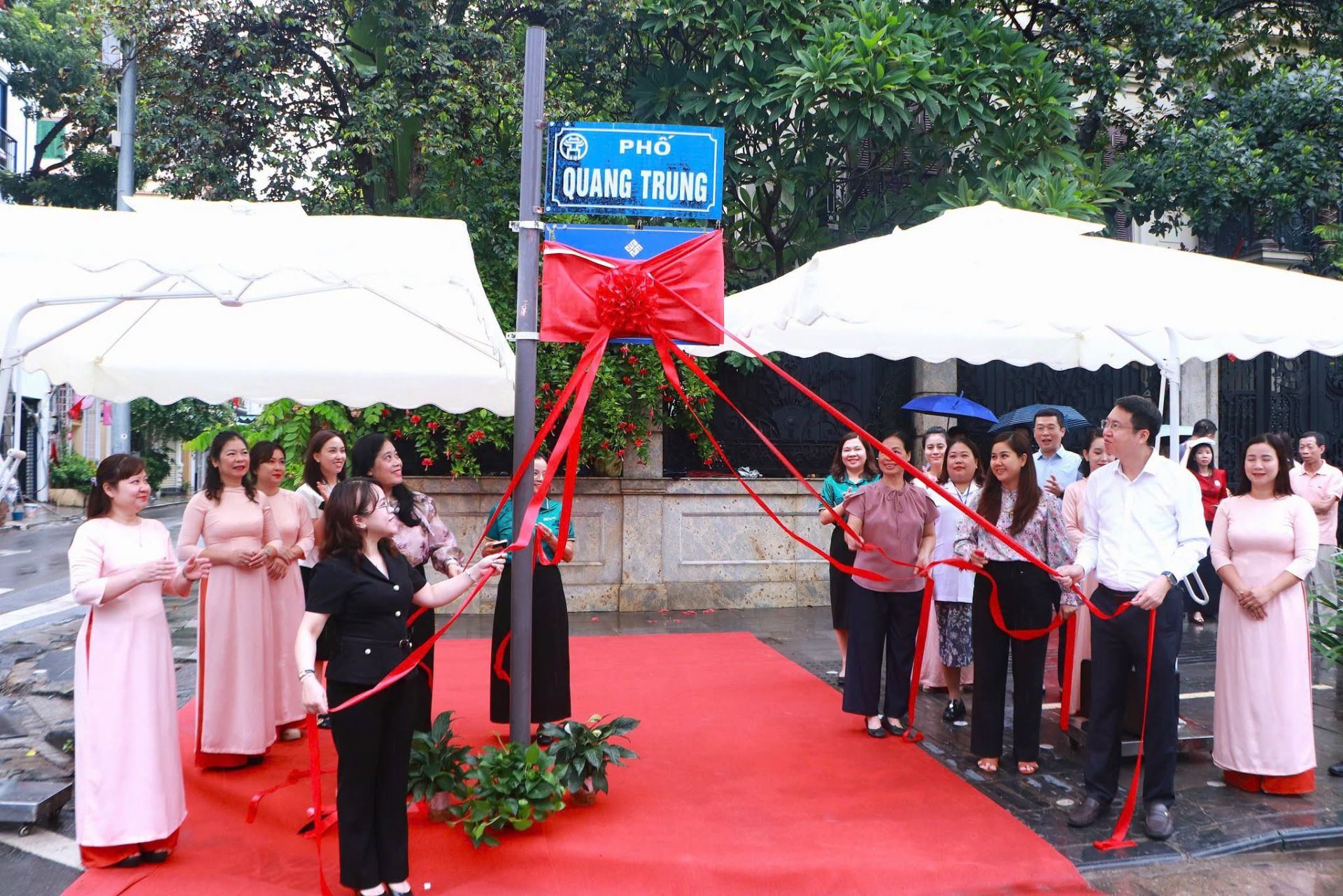 Các đại biểu thực hiện nghi thức gắn biển Các đại biểu thực hiện nghi thức gắn biển