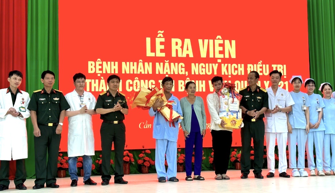 Lễ ra viện bệnh nh&acirc;n nặng, nguy kịch điều trị th&agrave;nh c&ocirc;ng (bệnh nh&acirc;n B.V.Đ h&agrave;ng thứ từ tr&aacute;i sang)