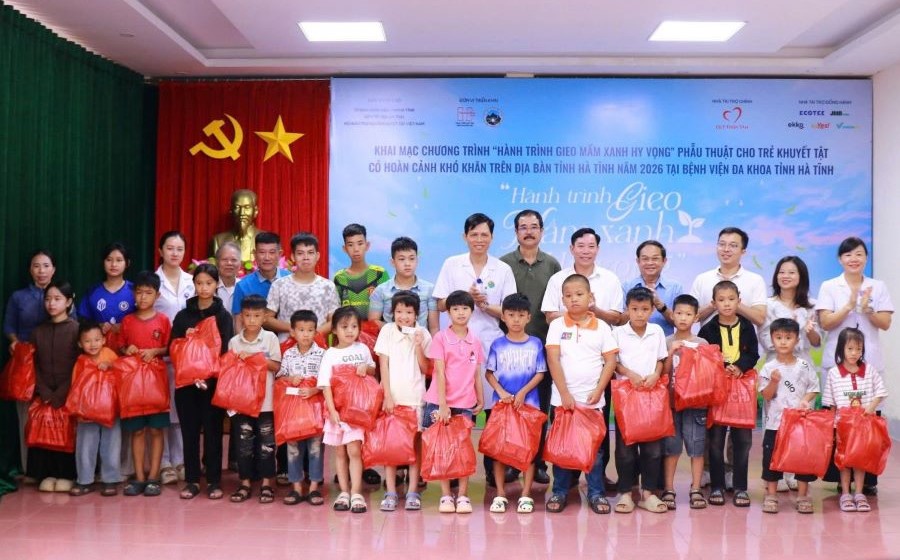 Ban Tổ chức c&ugrave;ng c&aacute;c đơn vị đồng h&agrave;nh đ&atilde; trao nhiều phần qu&agrave; &yacute; nghĩa tới c&aacute;c bệnh nhi c&oacute; ho&agrave;n cảnh kh&oacute; khăn