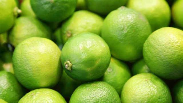 Chanh: Nguồn vitamin C dồi dào, hỗ trợ hấp thu sắt và bảo vệ tim mạch