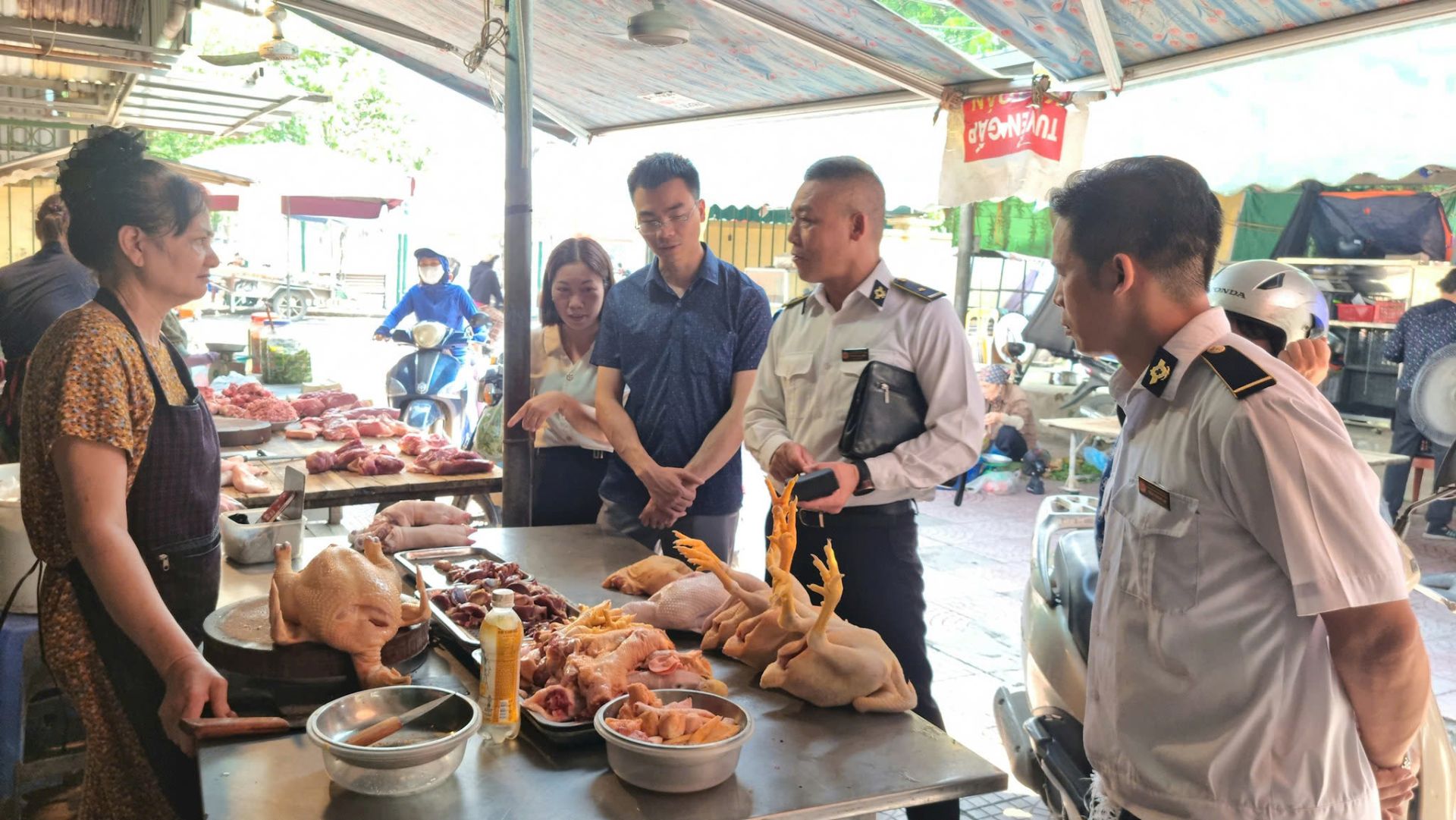 Đo&agrave;n kiểm tra của Sở N&ocirc;ng nghiệp v&agrave; M&ocirc;i trường H&agrave; Nội kiểm tra an to&agrave;n thực phẩm tại c&aacute;c chợ tr&ecirc;n địa b&agrave;n x&atilde; Ho&agrave;i Đức.