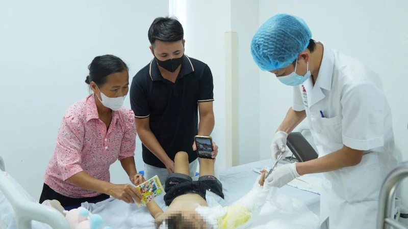 Nối lại cánh tay đứt rời cho bé 4 tuổi sau gần 6 giờ thiếu máu