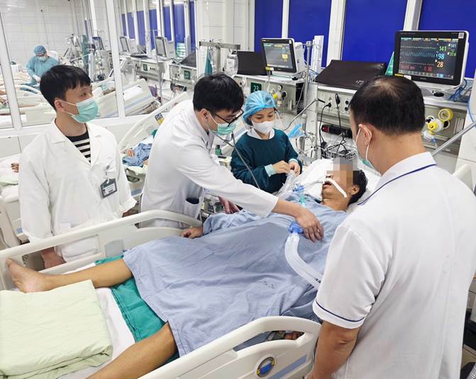 Người bệnh viêm gan giai đoạn nặng cần sự hỗ trợ của máy móc tại phòng ICU. Ảnh: Bệnh viện Bạch Mai Người bệnh viêm gan giai đoạn nặng cần sự hỗ trợ của máy móc tại phòng ICU. Ảnh: Bệnh viện Bạch Mai