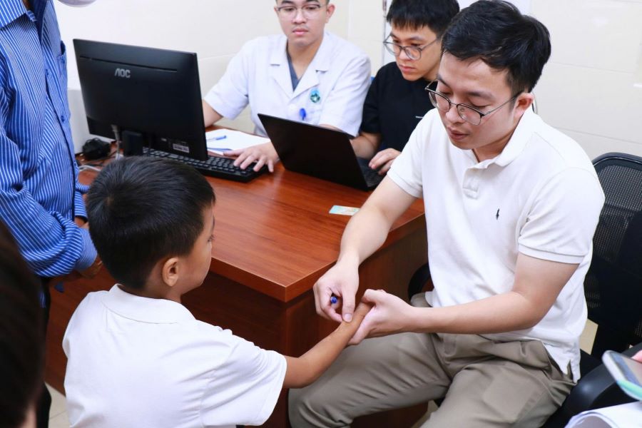 C&aacute;c b&aacute;c sĩ, nh&acirc;n vi&ecirc;n y tế đ&atilde; triển khai c&ocirc;ng t&aacute;c tiếp đ&oacute;n, kh&aacute;m s&agrave;ng lọc, hội chẩn v&agrave; chỉ định điều trị, phẫu thuật cho c&aacute;c bệnh nh&acirc;n theo đ&uacute;ng quy tr&igrave;nh chuy&ecirc;n m&ocirc;n, bảo đảm an to&agrave;n, hiệu quả