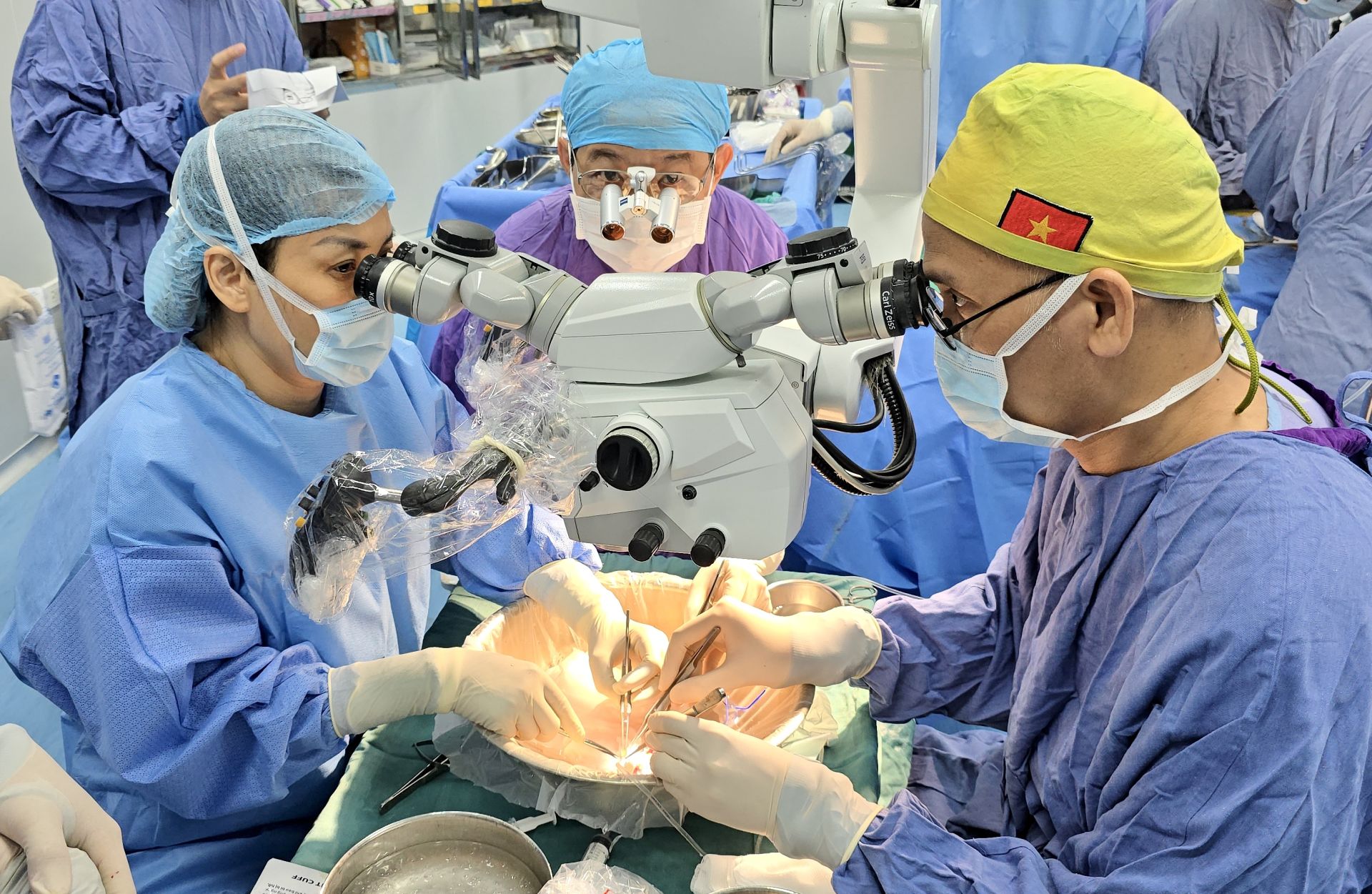 Ê-kíp bác sĩ Bệnh viện Hữu nghị Việt Đức thực hiện ca ghép dương vật đầu tiên tại Việt Nam. Ca phẫu thuật ứng dụng kỹ thuật vi phẫu dưới kính hiển vi với sự phối hợp của nhiều chuyên khoa, đánh dấu bước tiến quan trọng của y học Việt Nam. Ảnh: BVVĐ Ê-kíp bác sĩ Bệnh viện Hữu nghị Việt Đức thực hiện ca ghép dương vật đầu tiên tại Việt Nam. Ca phẫu thuật ứng dụng kỹ thuật vi phẫu dưới kính hiển vi với sự phối hợp của nhiều chuyên khoa, đánh dấu bước tiến quan trọng của y học Việt Nam. Ảnh: BVVĐ