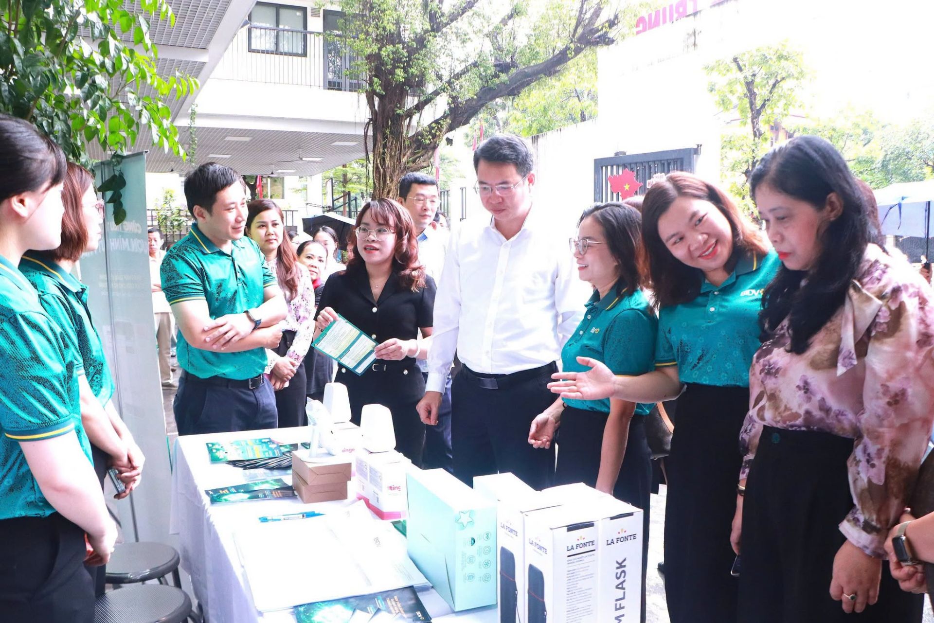 Các đại biểu tham quan gian trưng bày, giới thiệu sản phẩm và giải pháp bảo đảm an toàn thực phẩm của các cơ sở kinh doanh tham gia mô hình. Các đại biểu tham quan gian trưng bày, giới thiệu sản phẩm và giải pháp bảo đảm an toàn thực phẩm của các cơ sở kinh doanh tham gia mô hình.