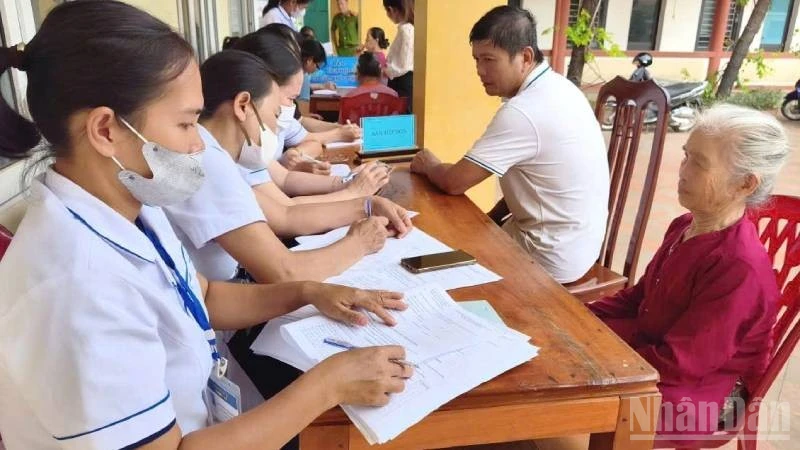 Mỗi năm, Quảng Trị dành 25 tỷ đồng hỗ trợ nhân viên y tế và cô đỡ thôn, bản