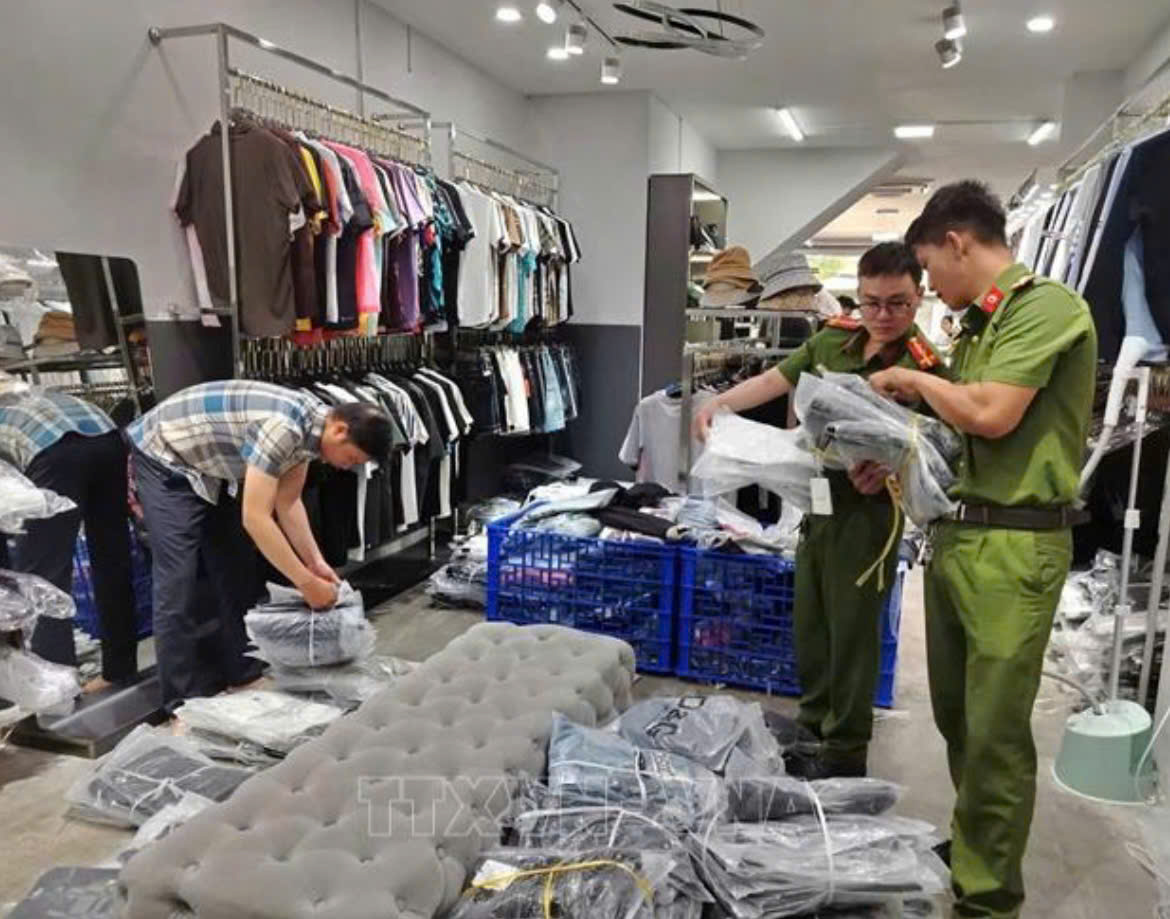 Lực lượng chức năng kiểm tra hàng hóa vi phạm. (Ảnh: TTXVN phát) Lực lượng chức năng kiểm tra hàng hóa vi phạm. (Ảnh: TTXVN phát)