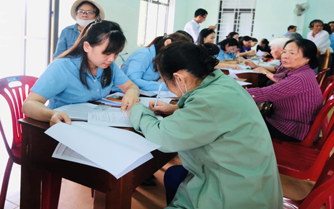 Cán bộ BHXH tỉnh hướng dẫn người dân đăng ký nhận lương hưu, trợ cấp BHXH qua tài khoản cá nhân Cán bộ BHXH tỉnh hướng dẫn người dân đăng ký nhận lương hưu, trợ cấp BHXH qua tài khoản cá nhân