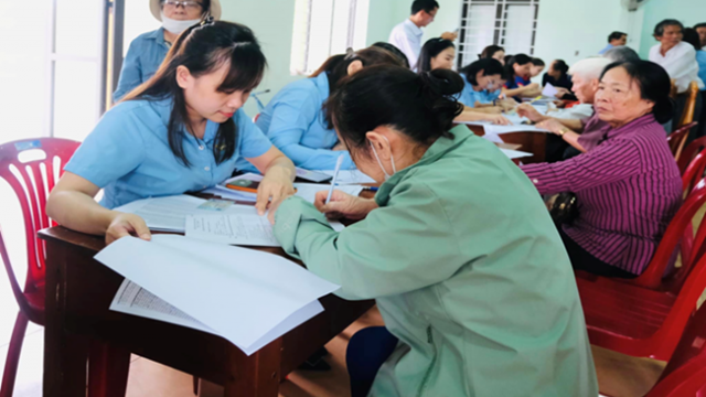 Từ thói quen đến tiện ích: Người dân ngày càng lựa chọn nhận lương hưu, trợ cấp BHXH qua tài khoản