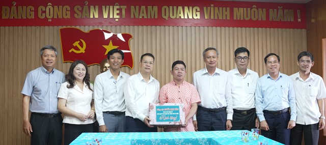 Chủ tịch UBND thành phố tặng quà động viên Trạm Dược liệu Trà Linh.
