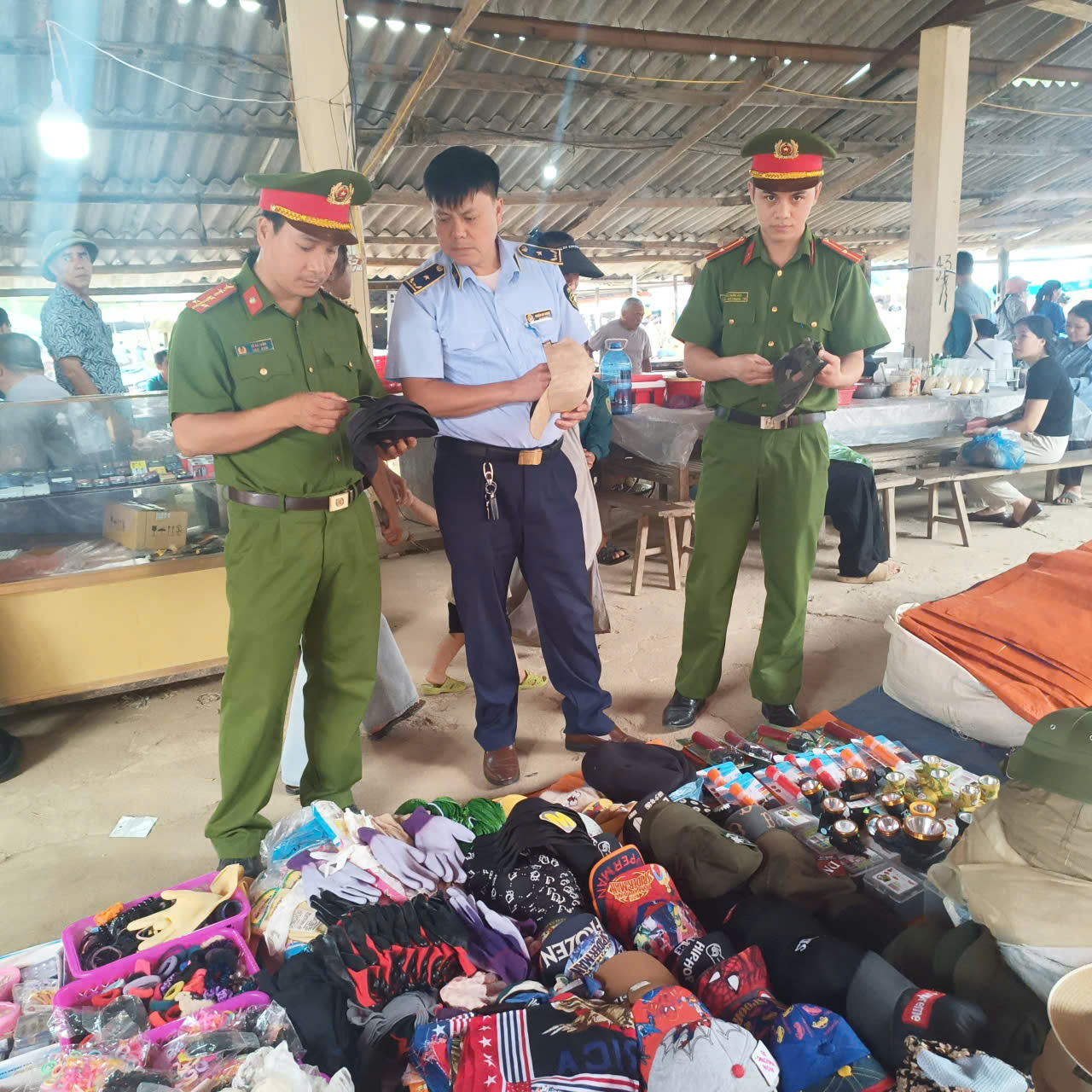 Lực lượng chức năng kiểm tra lô hàng hóa vi phạm Lực lượng chức năng kiểm tra lô hàng hóa vi phạm