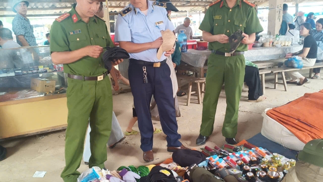 Lạng Sơn: Tăng cường kiểm tra hàng hóa có dấu hiệu giả mạo nhãn hiệu tại chợ vùng cao