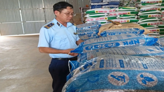 Lâm Đồng: Phát hiện 4 mẫu phân bón không đạt quy chuẩn, kiên quyết không có "vùng cấm" trong chống hàng giả