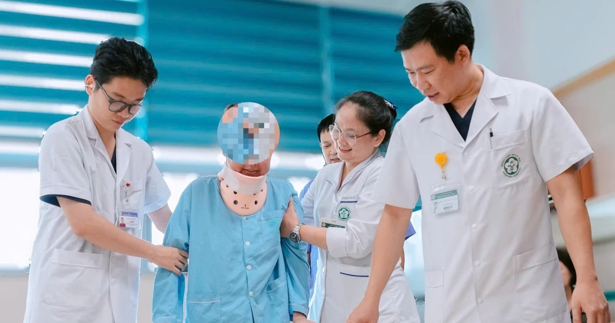 Liệt 8 tháng sau sinh, người mẹ Lào đứng dậy nhờ ca vi phẫu tại Bệnh viện Bạch Mai