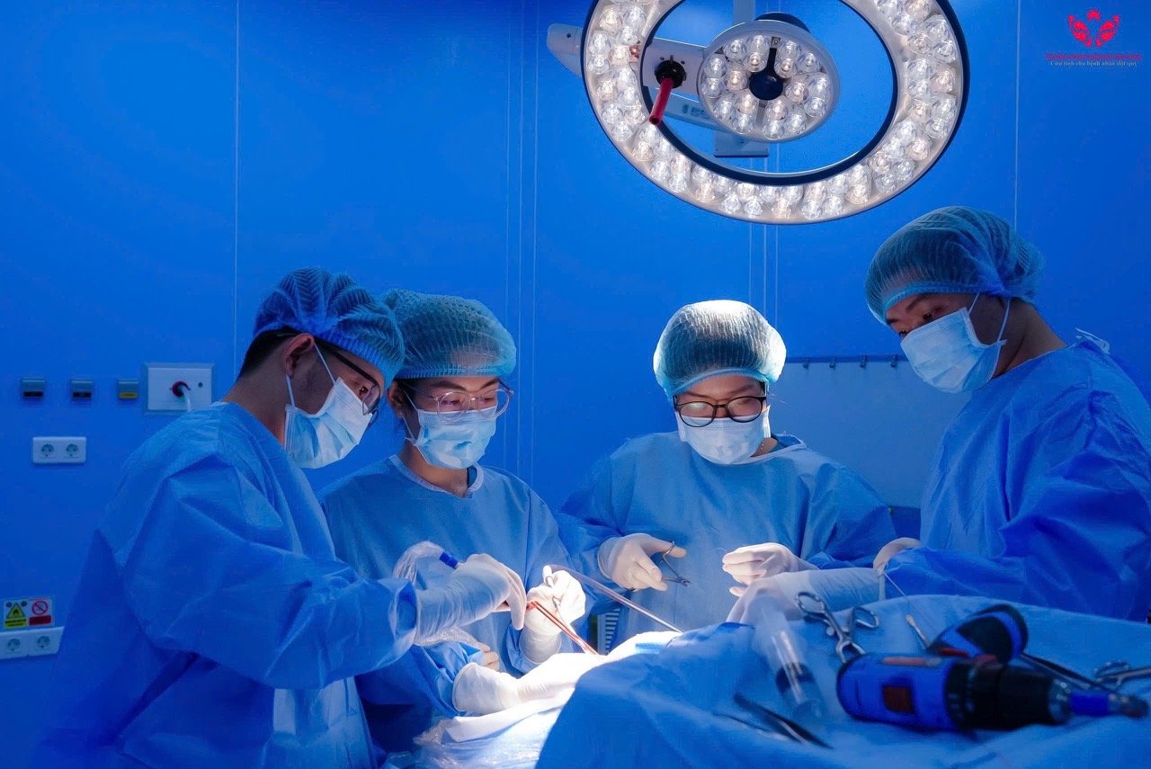 Các bác sĩ Bệnh viện Đa khoa Quốc tế S.I.S Cần Thơ thực hiện phẫu thuật thành công cho nữ bệnh nhân V.T.T.V