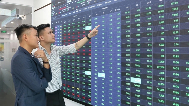 Chứng khoán ngày 10/8: VN-Index hồi phục nhưng chưa đủ lực bứt phá, nhà đầu tư nên làm gì?