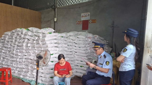 Lào Cai: Khởi tố 2 chủ cơ sở làm giả hơn 22 tấn gạo Séng Cù Mường Khương