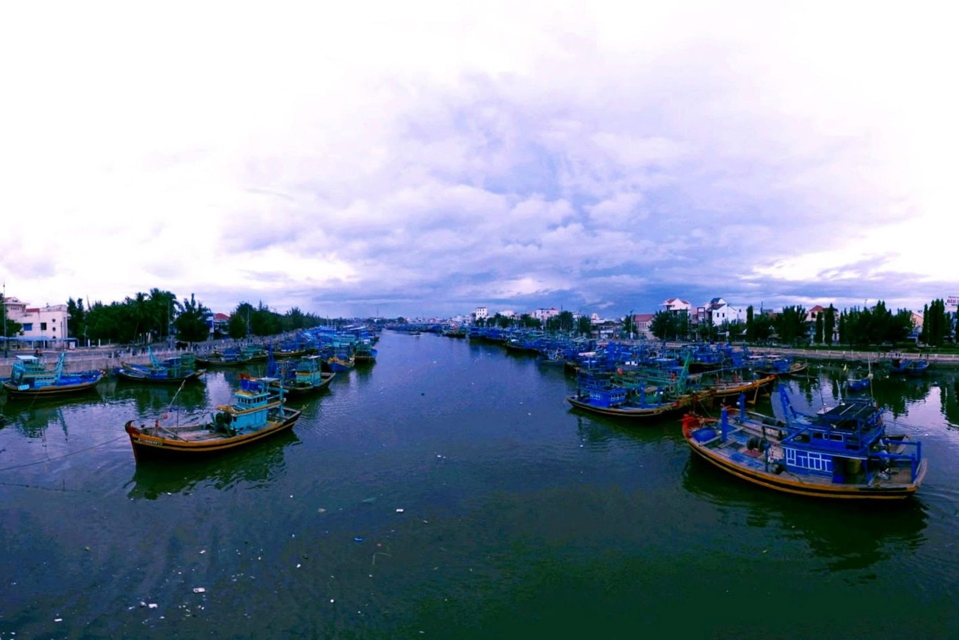 Một góc sông Cà Ty. Một góc sông Cà Ty.