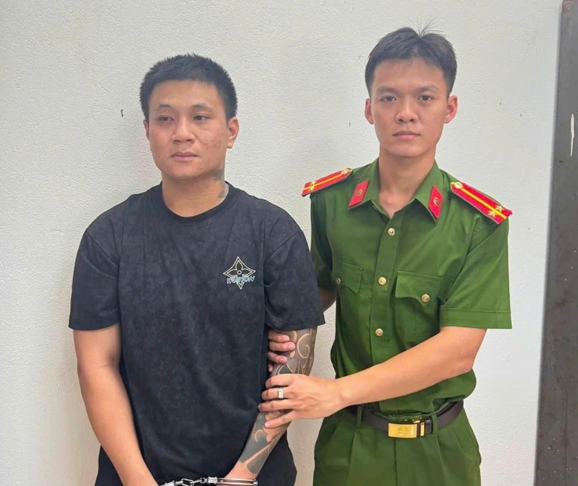 Hai đối tượng tại Cơ quan Công an. (Ảnh: Công an Nghệ An) Hai đối tượng tại Cơ quan Công an. (Ảnh: Công an Nghệ An)