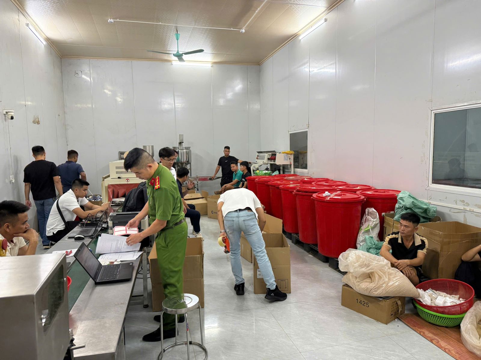 Lực lượng chức năng khám xét cơ sở của các đối tượng