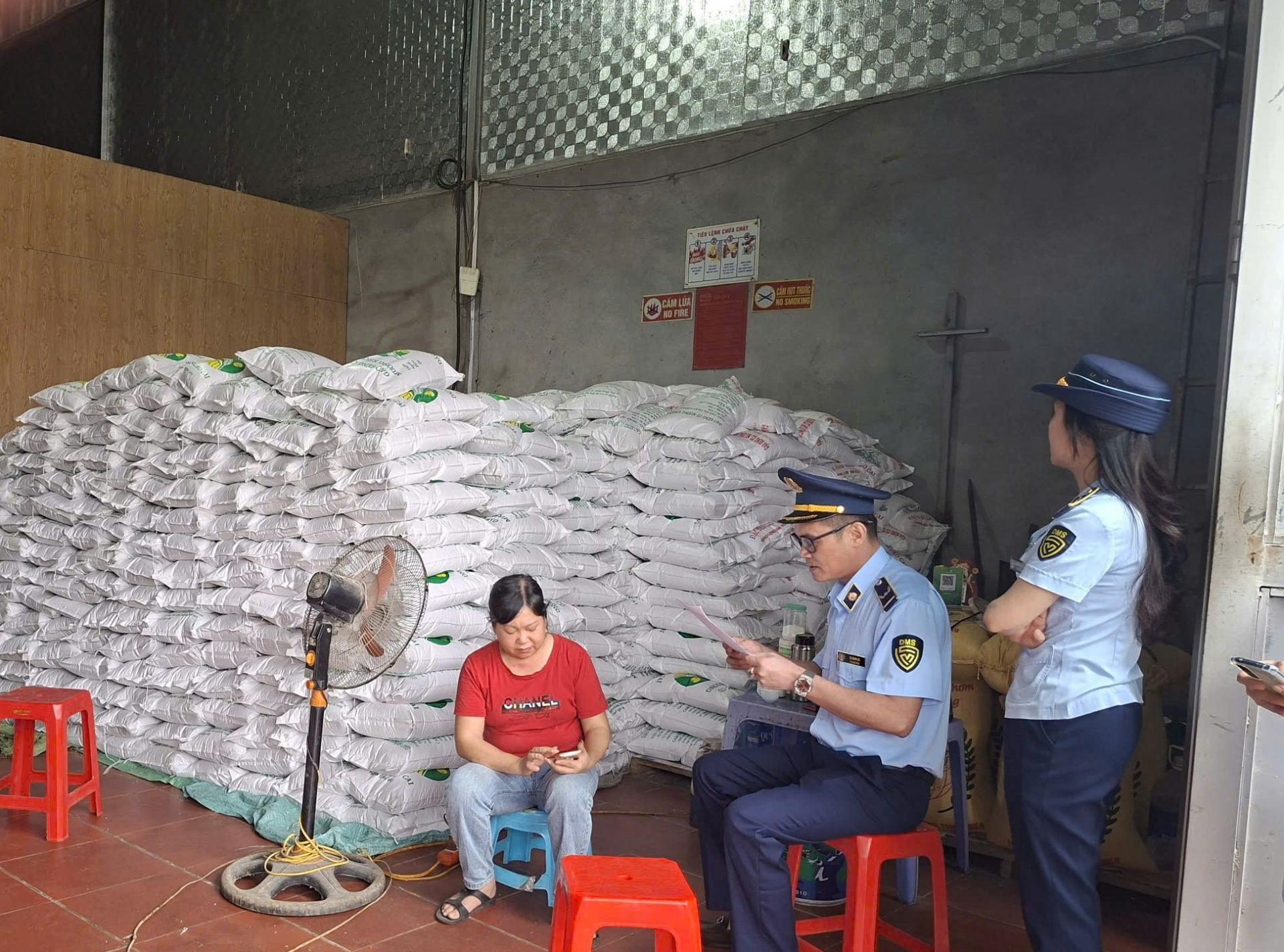 Lực lượng Quản lý thị trường tỉnh Lào Cai kiểm tra cơ sở kinh doanh Lực lượng Quản lý thị trường tỉnh Lào Cai kiểm tra cơ sở kinh doanh