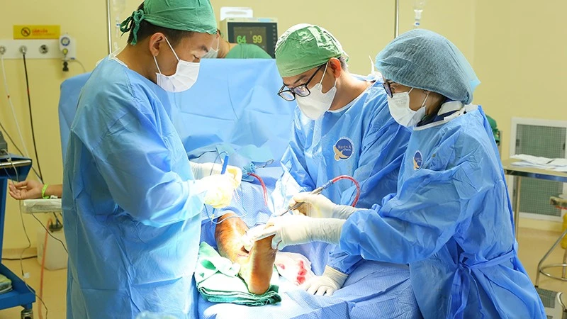 Cứu người bệnh Campuchia thoát nguy cơ cắt cụt chân vì căn bệnh hiếm gặp