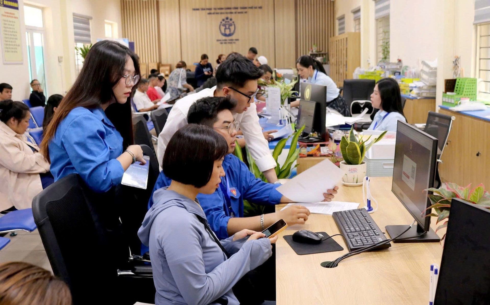 Đoàn viên thanh niên hỗ trợ người dân thực hiện các thủ tục hành chính, tiếp cận dịch vụ công trực tuyến. Đoàn viên thanh niên hỗ trợ người dân thực hiện các thủ tục hành chính, tiếp cận dịch vụ công trực tuyến.