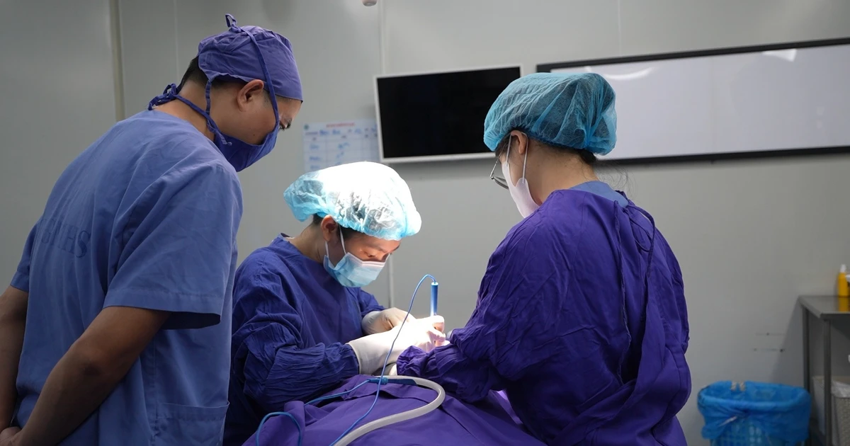 Nuốt cơm chữa hóc xương cá, người đàn ông bị xương đâm xuyên thực quản