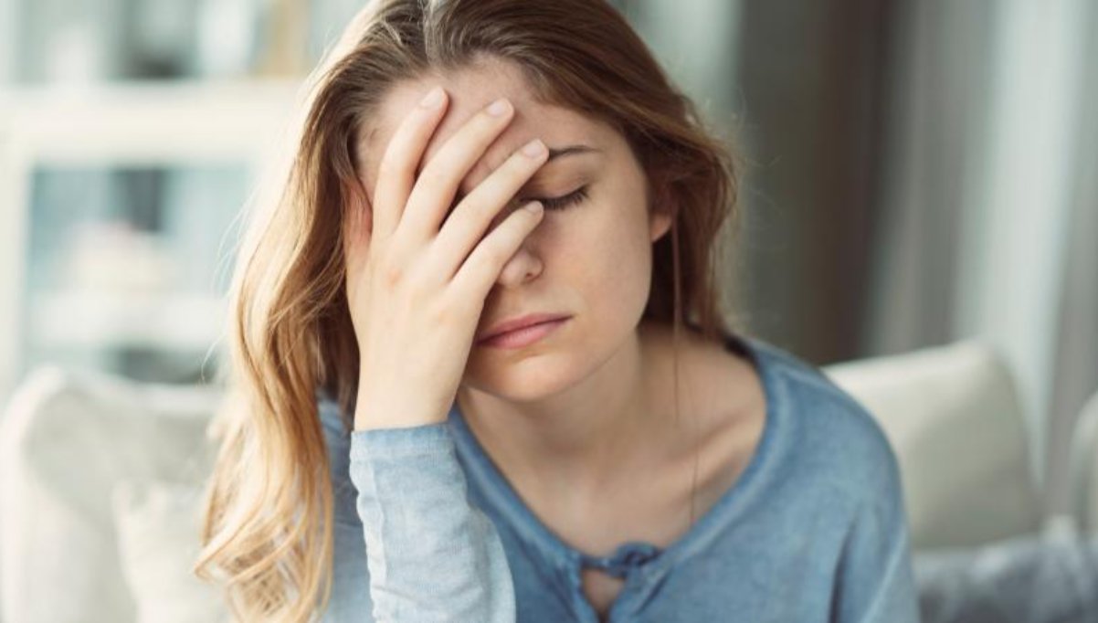Khi bị u xơ tử cung dưới ni&ecirc;m mạc cần theo d&otilde;i c&aacute;c dấu hiệu hoa mắt, ch&oacute;ng mặt, da xanh&hellip;