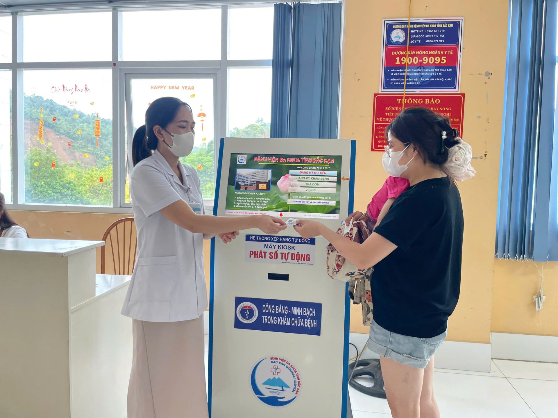 Cán bộ ngành Y tế hướng dẫn người dân lấy số tự động làm thủ tục khám chữa bệnh tại Bệnh viện Đa khoa Bắc Kạn. Ảnh: thainguyen.gov.vn Cán bộ ngành Y tế hướng dẫn người dân lấy số tự động làm thủ tục khám chữa bệnh tại Bệnh viện Đa khoa Bắc Kạn. Ảnh: thainguyen.gov.vn