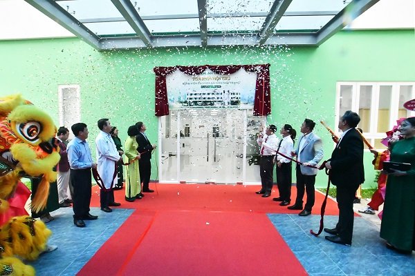 C&aacute;c vị l&atilde;nh đạo mở băng khai trương T&ograve;a nh&agrave; Nội tr&uacute; mới