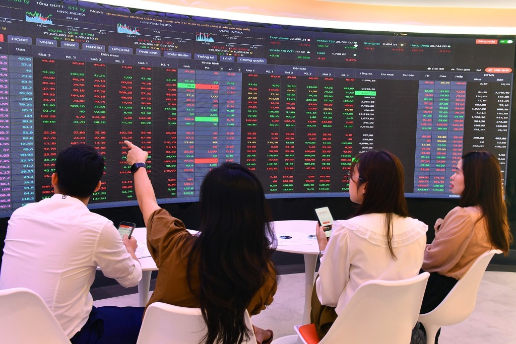 VN-Index đang tiến s&aacute;t v&ugrave;ng 1.800 điểm, trong khi d&ograve;ng tiền c&oacute; dấu hiệu quay trở lại c&aacute;c nh&oacute;m cổ phiếu dẫn dắt thị trường.