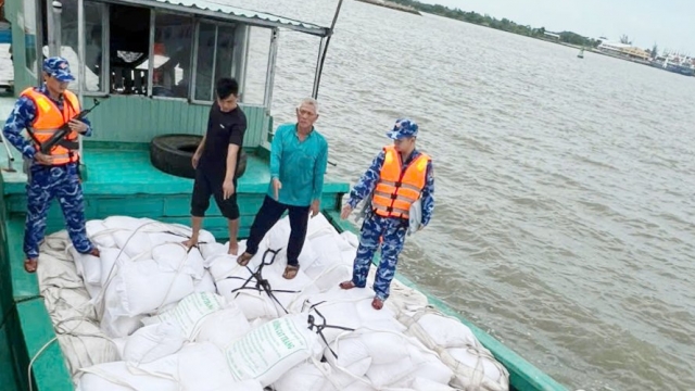 An Giang: Tạm giữ phương tiện vận chuyển 20 tấn đường cát không rõ nguồn gốc