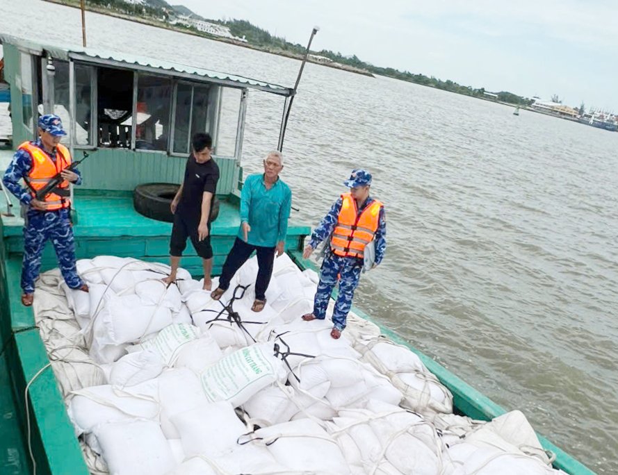 Lực lượng chức năng kiểm tra hàng hóa trên phương tiện vận chuyển Lực lượng chức năng kiểm tra hàng hóa trên phương tiện vận chuyển