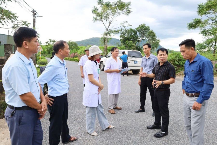 Giám đốc CDC Hà Tĩnh Nguyễn Chí Thanh trao đổi với chính quyền địa phương và Trạm y tế xã Kỳ Hoa Giám đốc CDC Hà Tĩnh Nguyễn Chí Thanh trao đổi với chính quyền địa phương và Trạm y tế xã Kỳ Hoa