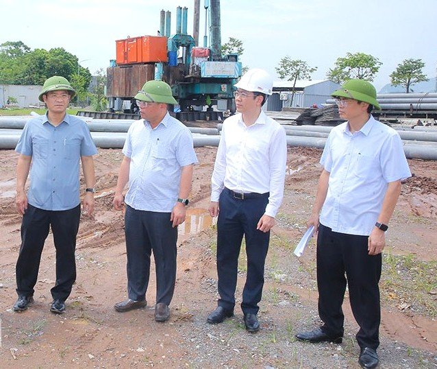 kiểm tra dự án Nhà ở xã hội Tây Phù Vân, phường Phù Vân. kiểm tra dự án Nhà ở xã hội Tây Phù Vân, phường Phù Vân.