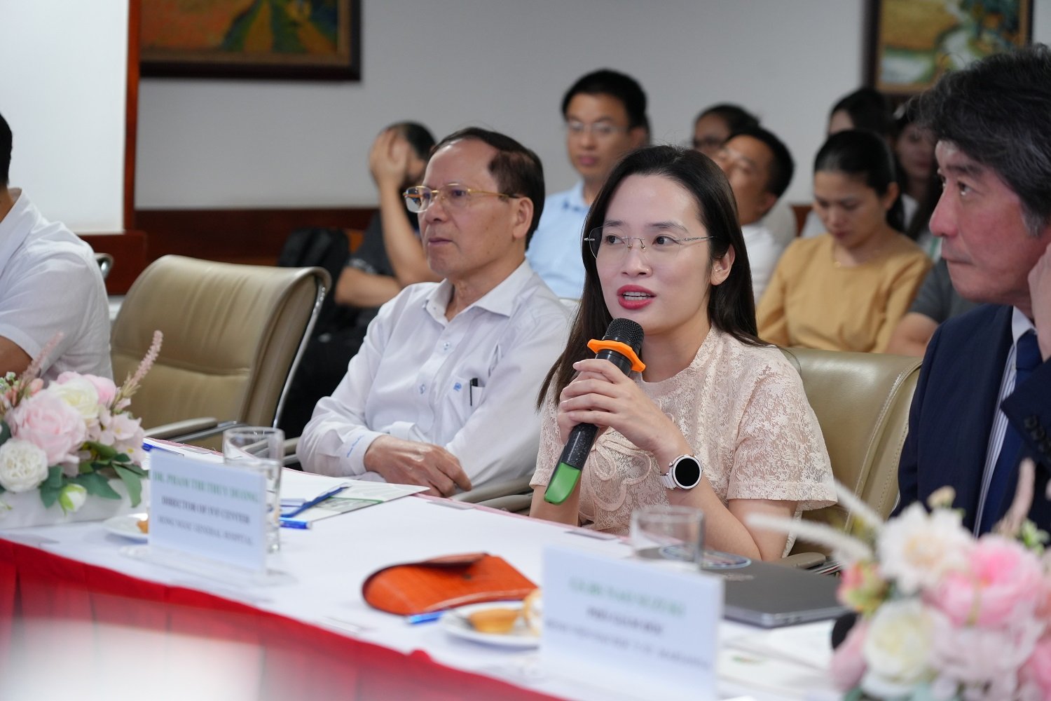 B&aacute;c sĩ Th&ugrave;y Dương chia sẻ về hy vọng của những bệnh nh&acirc;n ung thư trẻ trong việc bảo tồn khả năng sinh sản (Ảnh: BVHN)