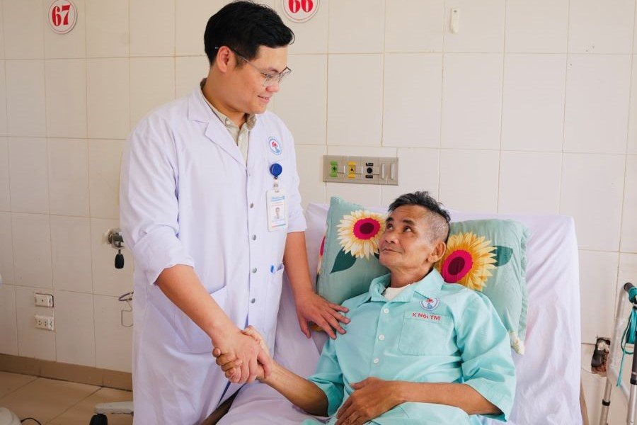 Sau hơn 3 tuần điều trị, bệnh nhân đã hồi phục, tỉnh táo và có thể giao tiếp bình thường