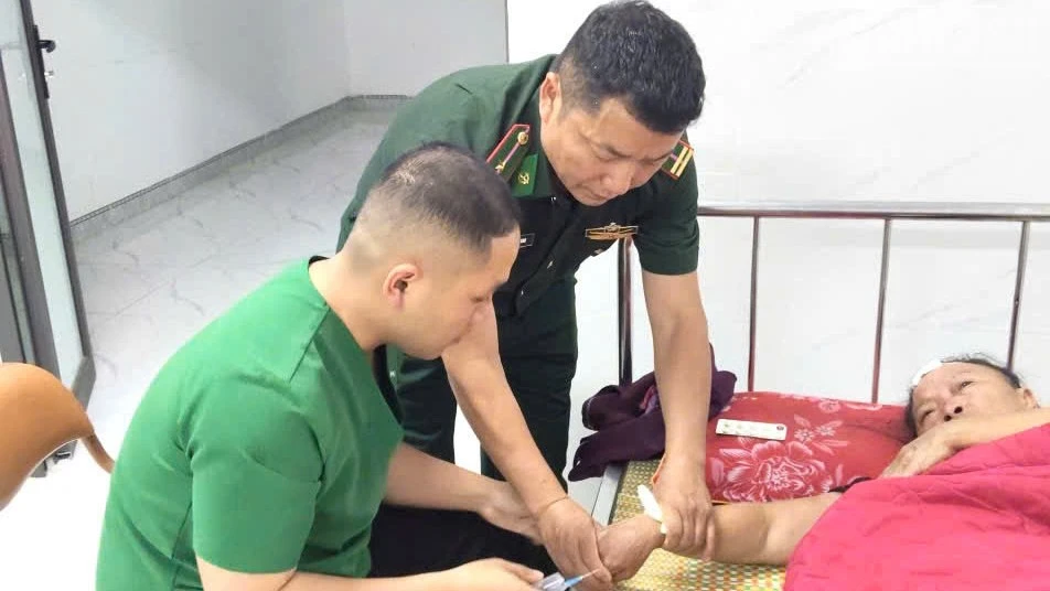 Kịp thời cứu chữa hai công dân Lào bị tai nạn trong khu vực biên giới Sơn La