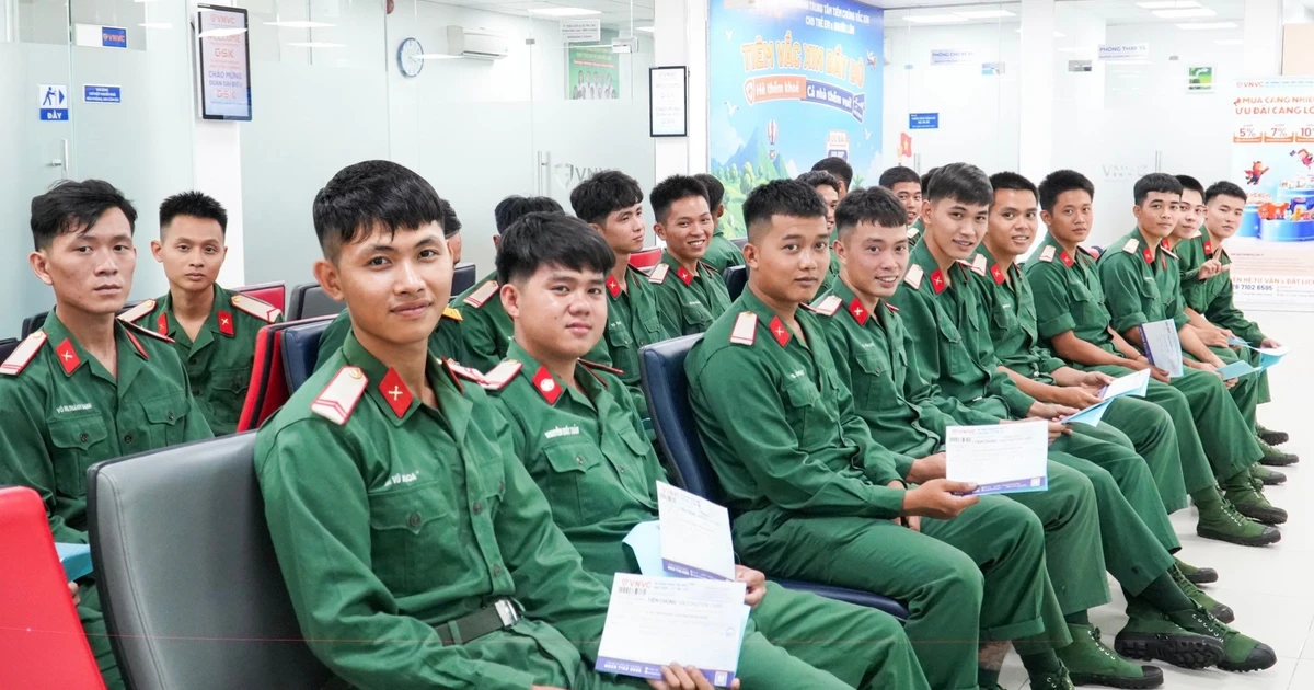 Tiêm vaccine miễn phí cho lực lượng tìm kiếm hài cốt liệt sĩ thuộc Quân khu 7