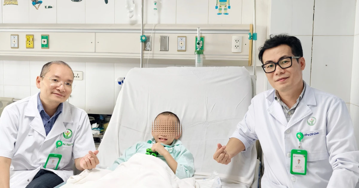 Báo động đỏ cứu bé trai 6 tuổi bị cọc sắt xuyên từ bụng xuống tầng sinh môn