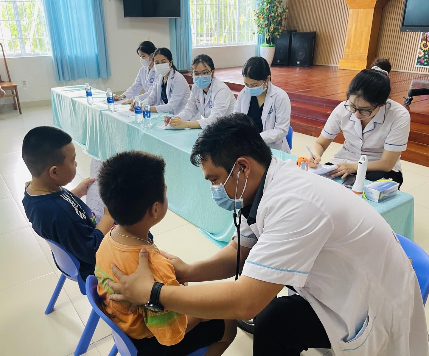 Hà Nội đặt mục tiêu khám sức khỏe miễn phí cho 100% trẻ em, học sinh trước năm học mới, đồng thời số hóa kết quả khám để quản lý sức khỏe trẻ em, học sinh lâu dài.