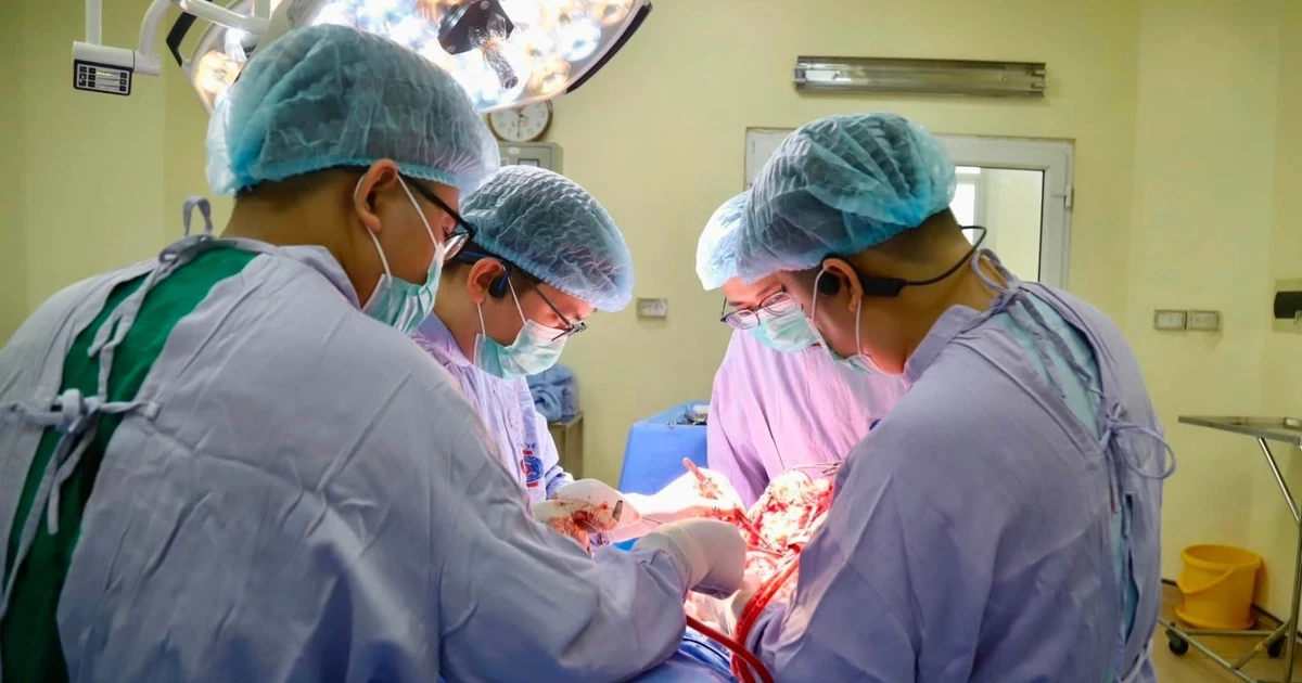 Phẫu thuật thay toàn bộ xương đùi, giữ lại chân cho bệnh nhân bị ung thư xương